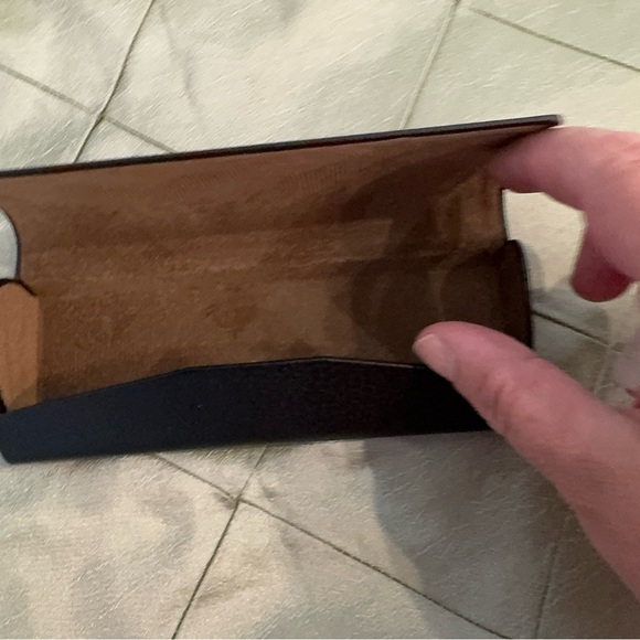 Authentic BURBERRY black hardshell eyeglasses case and branded lens cloth. - Picture 5 of 5